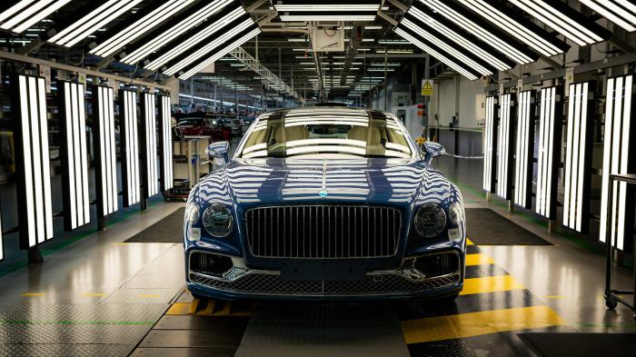 Η νέα  Flying Spur V8 είναι 100 κιλά ελαφρύτερη από την έκδοση W12.